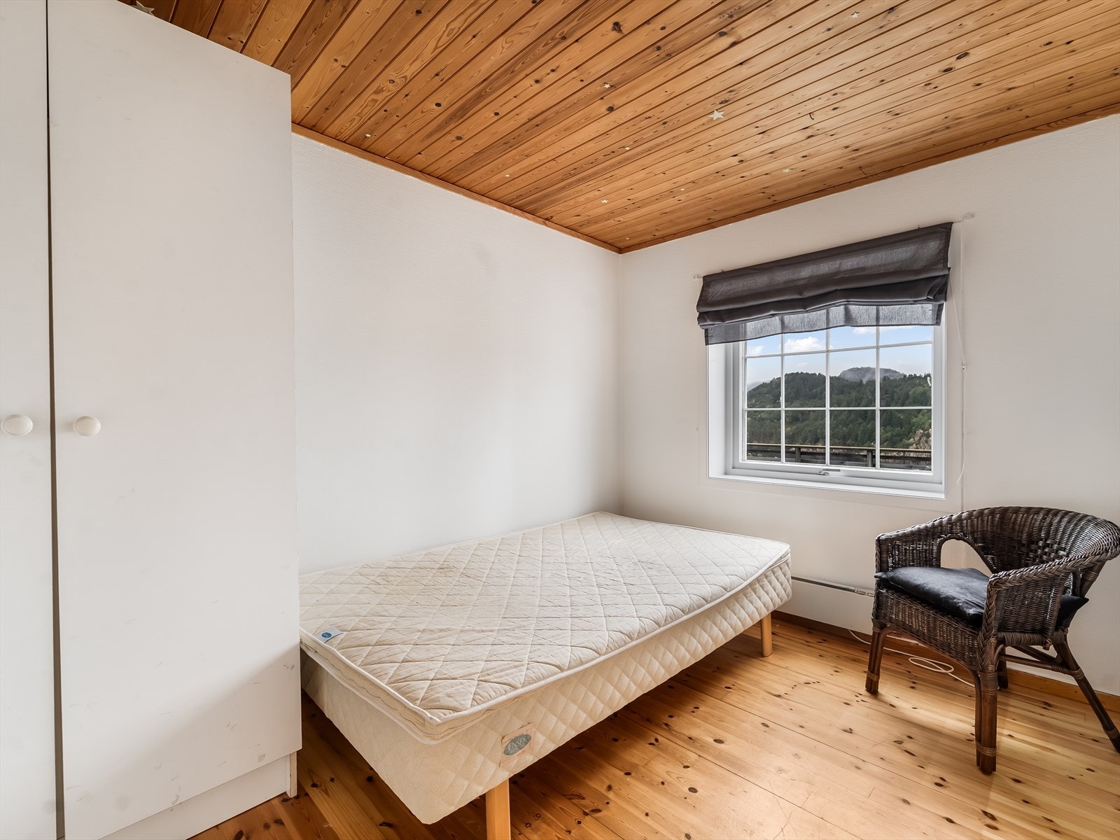 Soverom 3 av 3 ligger i underetasjen. Galleribilde