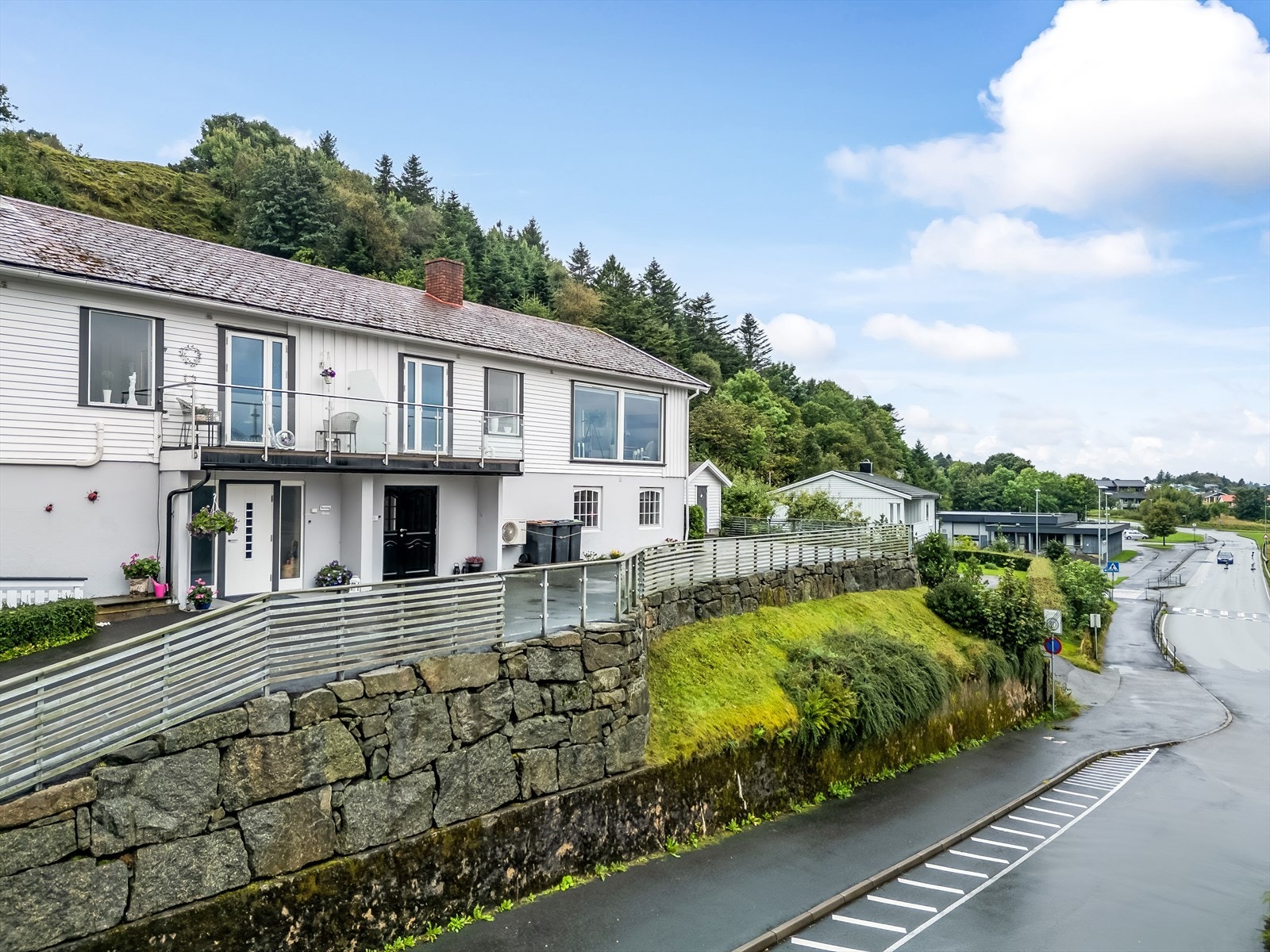 Kort vei til skole, barnehage og sentrum fra boligen. Galleribilde