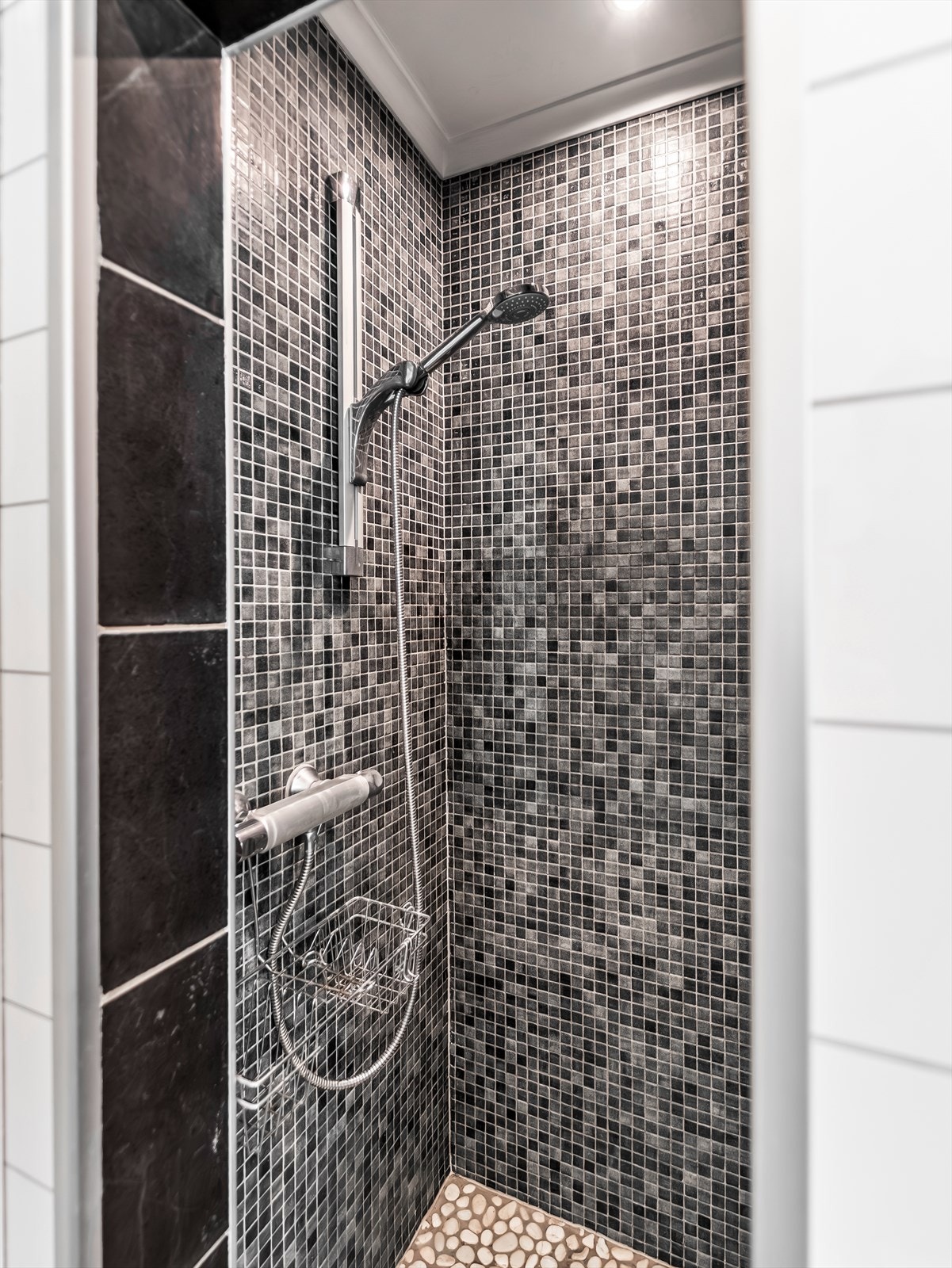 Fliselagt dusjløsning. Galleribilde