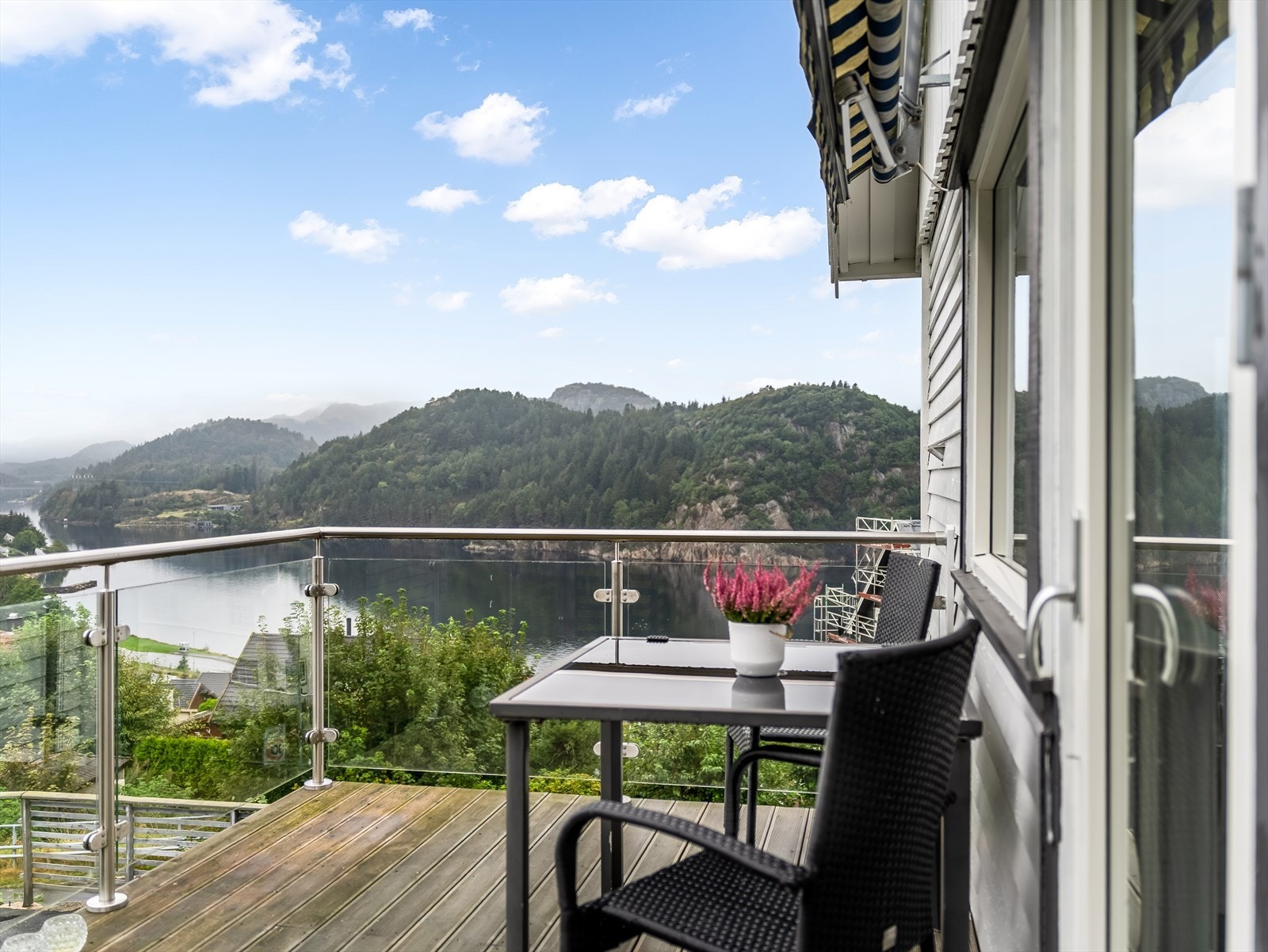 Flott utsikt fra terrassen. De mange flotte solnedgangene er et skue fra eiendommen. Galleribilde