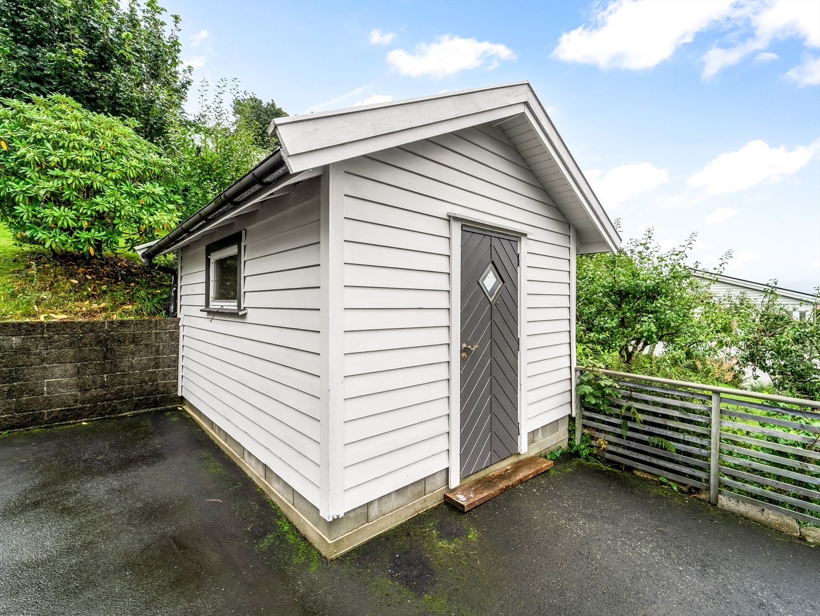 Bod med oppbevaringsplass. Galleribilde