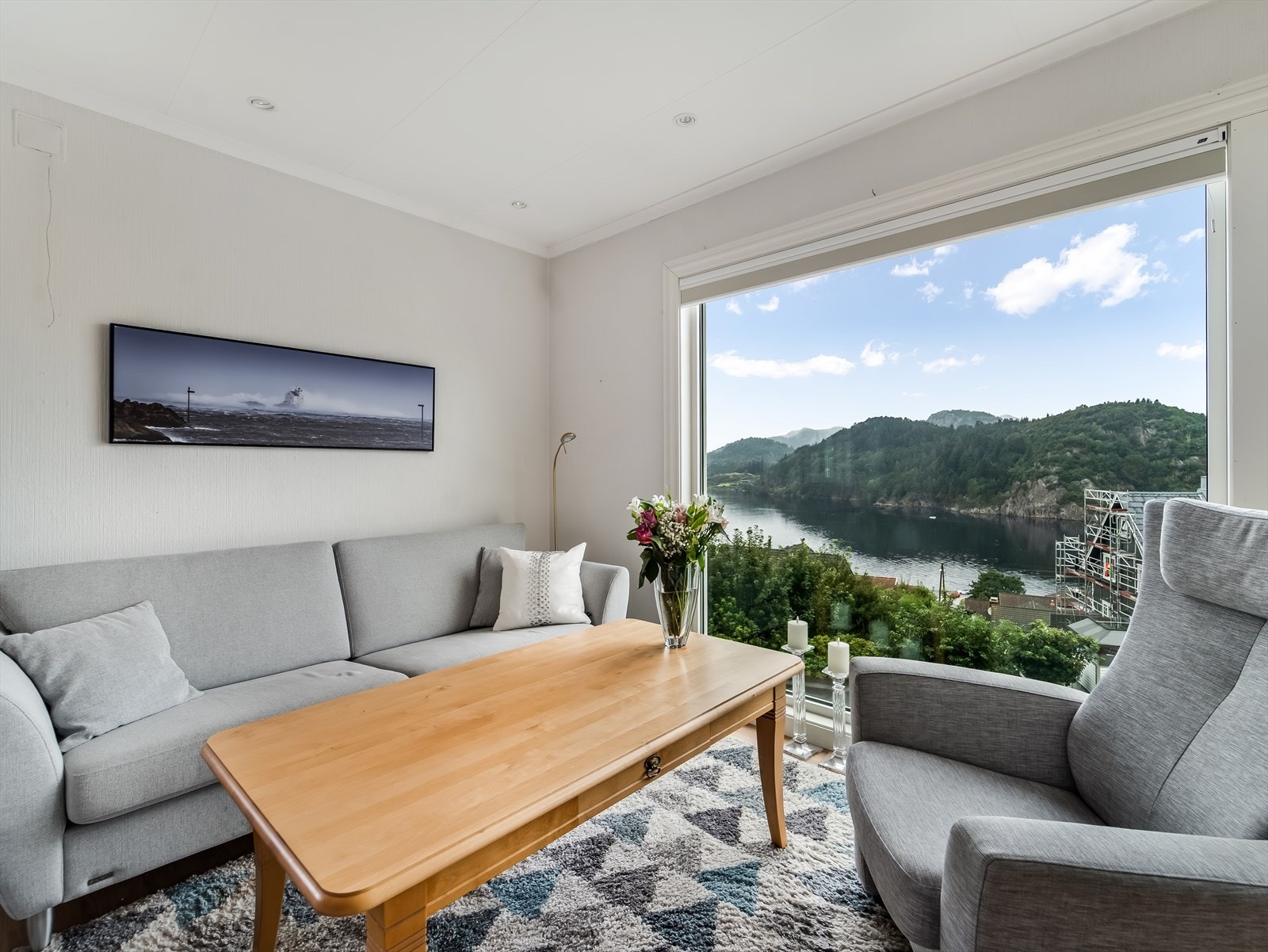 Nydelig utsikt fra stua, som kan nytes fra godstolen. Galleribilde