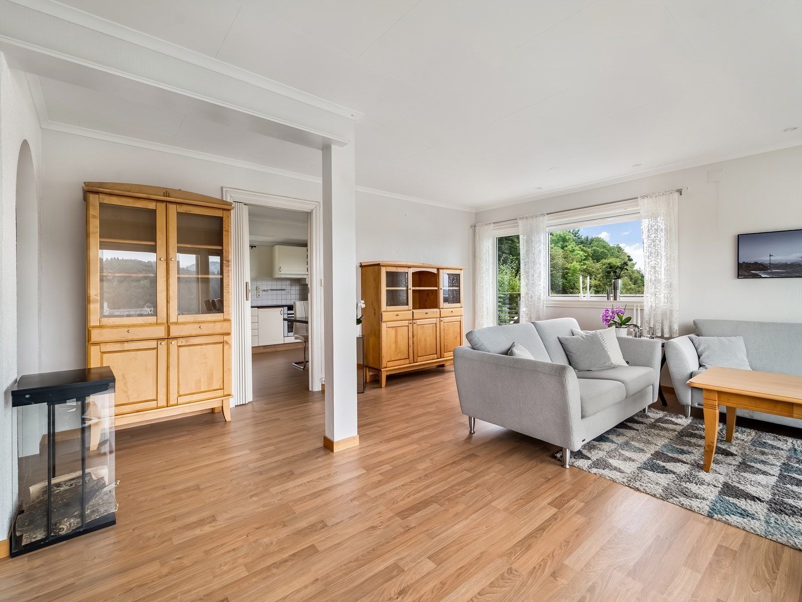 Fra stuen er det adkomst til kjøkkenet og utgang til en solrik terrasse. Galleribilde