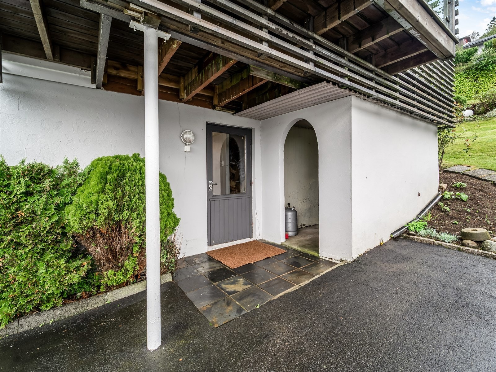 Inngang til underetasjen fra parkeringsområdet. Galleribilde