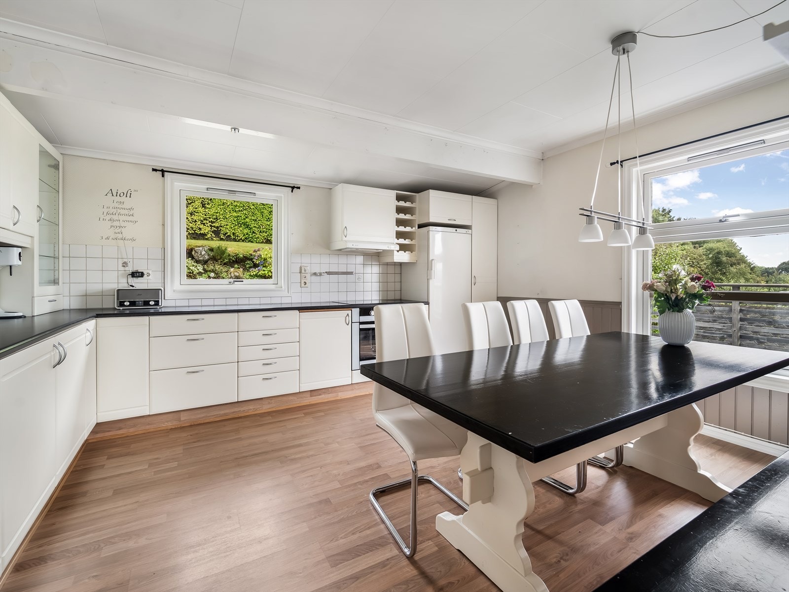 På kjøkkenet er det god plass til spisebord. Galleribilde
