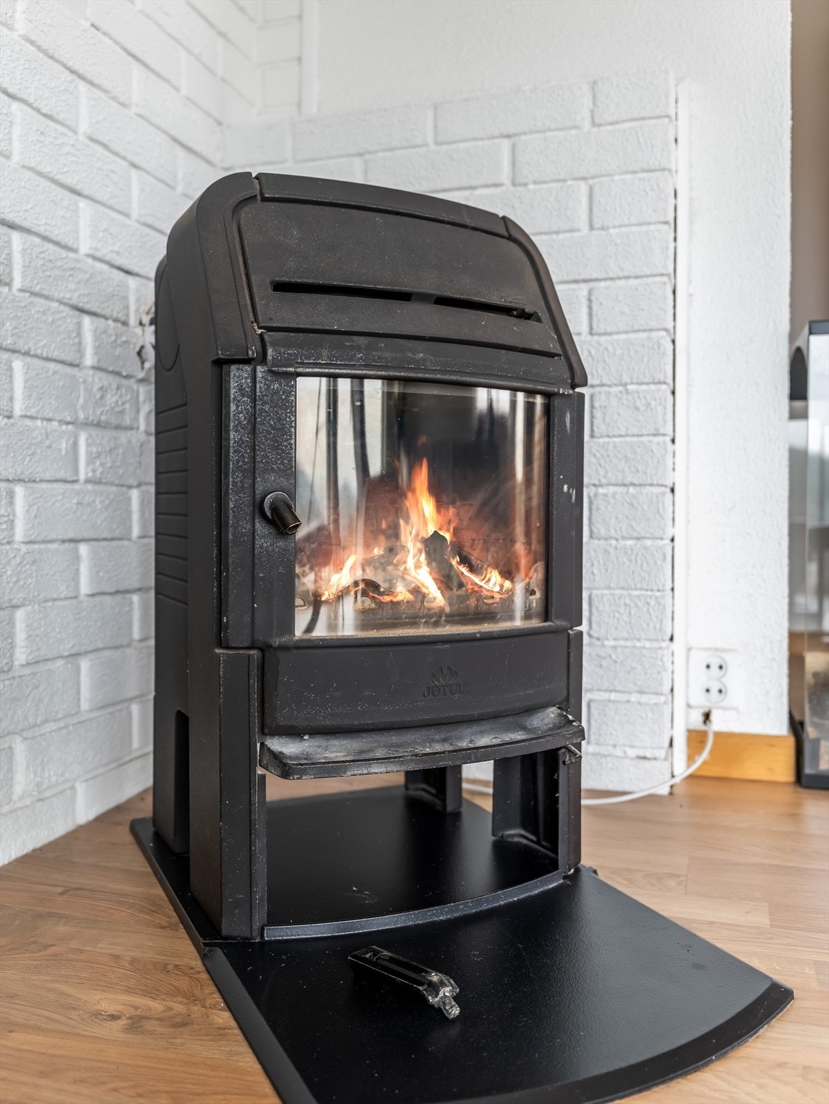 På kalde dager er det godt å kunne nyte fyr på peisen. Galleribilde