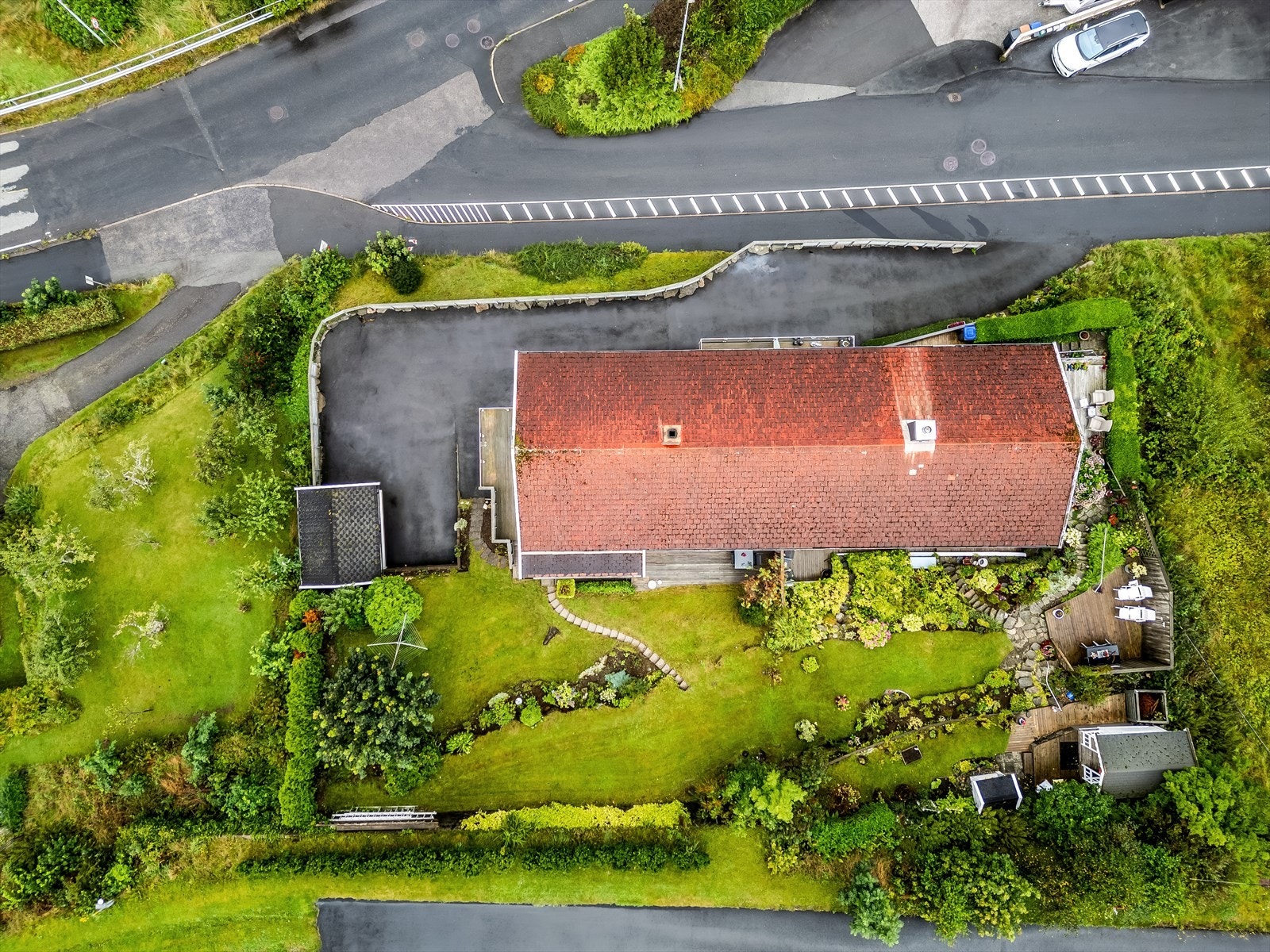 Pent opparbeidet uteområde rundt eiendommen. Galleribilde