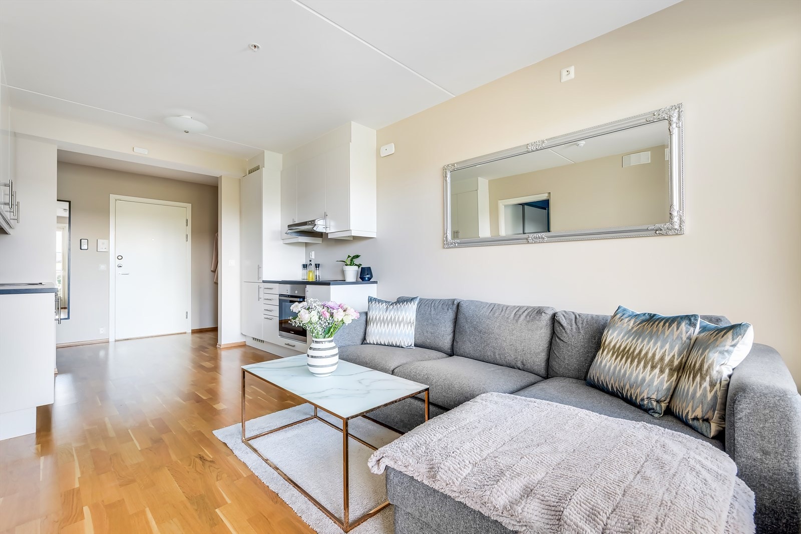 Planløsningen er åpen og praktisk, med plass til både sofagruppe, TV-møbel og spiseplass. Galleribilde