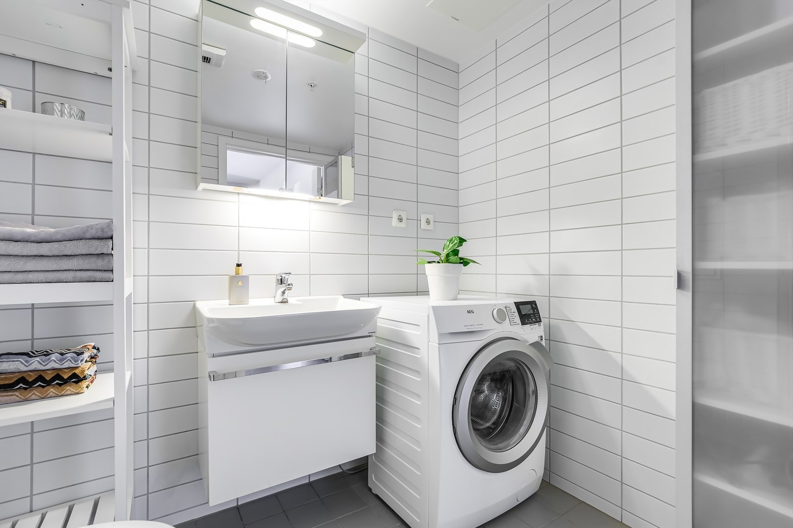 Det er opplegg for vaskemaskin og badet har balansert ventilasjon. Galleribilde