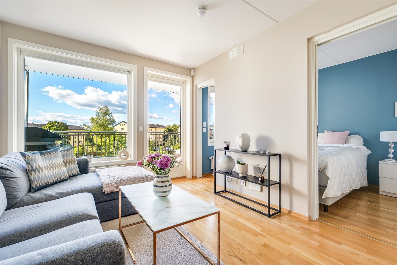 Leiligheten har en god beliggenhet i byggets 2. etasje med herlig utsyn fra balkong og stue! Galleribilde