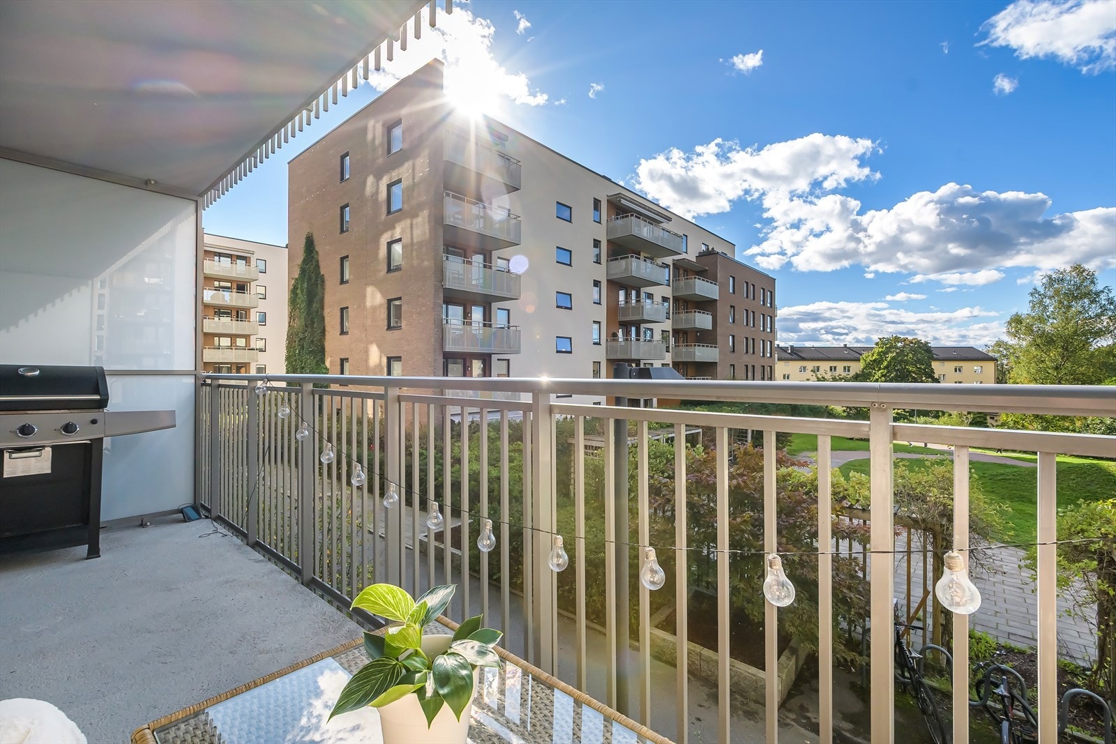 Fra stuen er det utgang til en vestvendt balkong på 11 m² med god plass til både spisegruppe og tilhørende møbler. Galleribilde