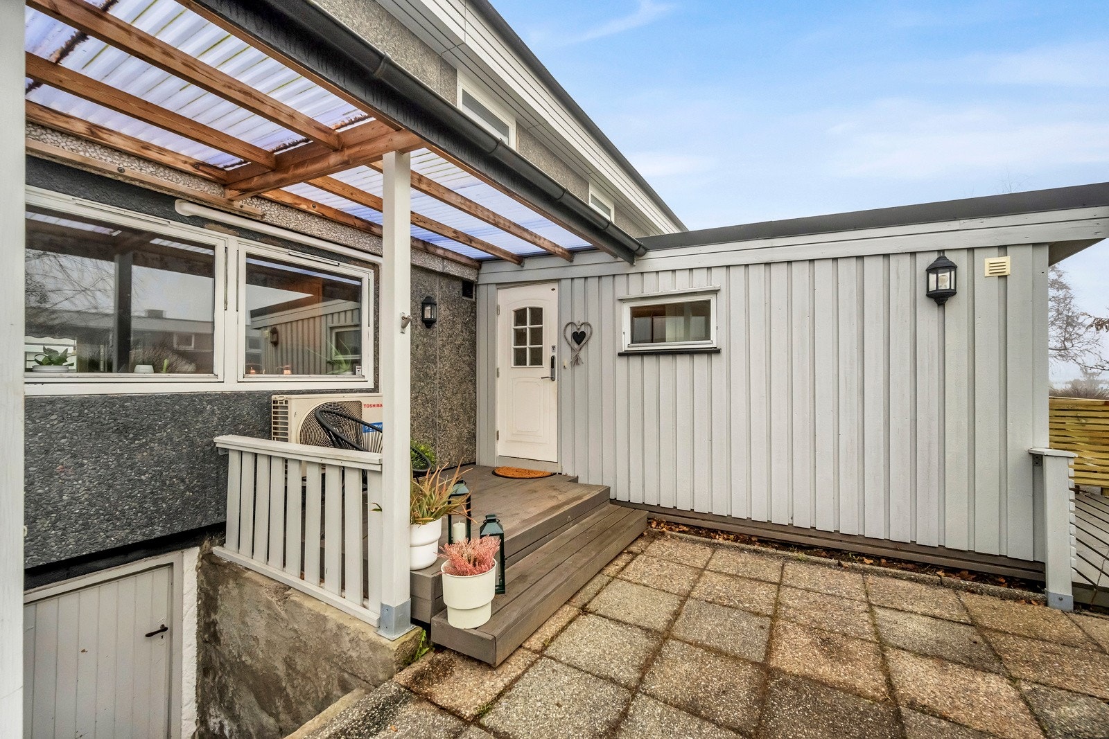 Utvendig adkomst til råkjeller ved inngangsparti. Galleribilde