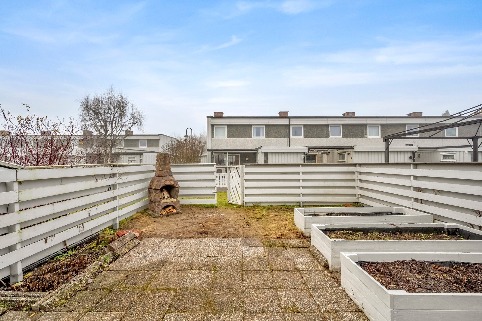 Inngjerdet uteområde med mye potensiale. Galleribilde