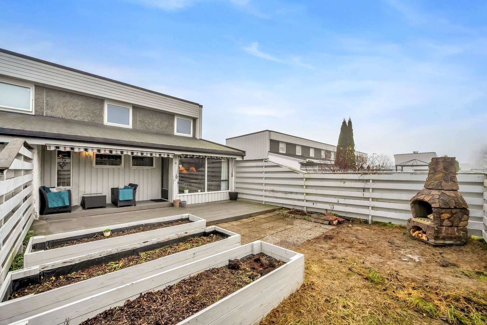 Vestvendt uteområde med utgang fra stue. Galleribilde