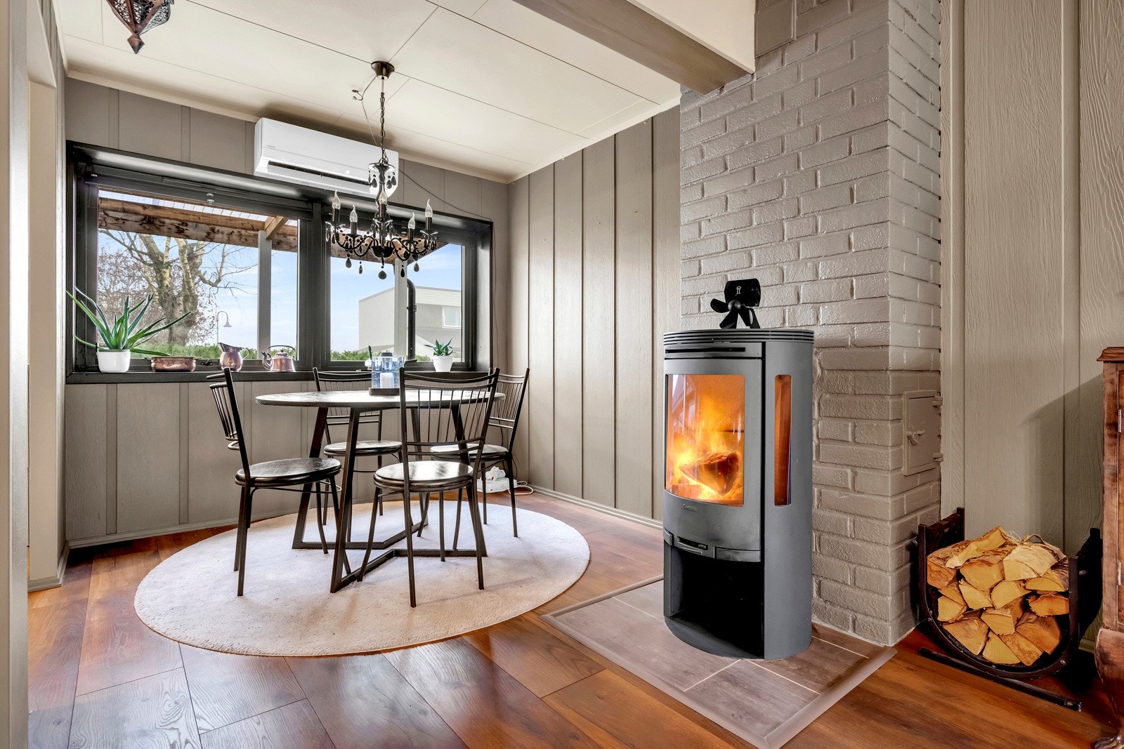 Spiseplassen tilhørende kjøkken med vedfyring. Galleribilde