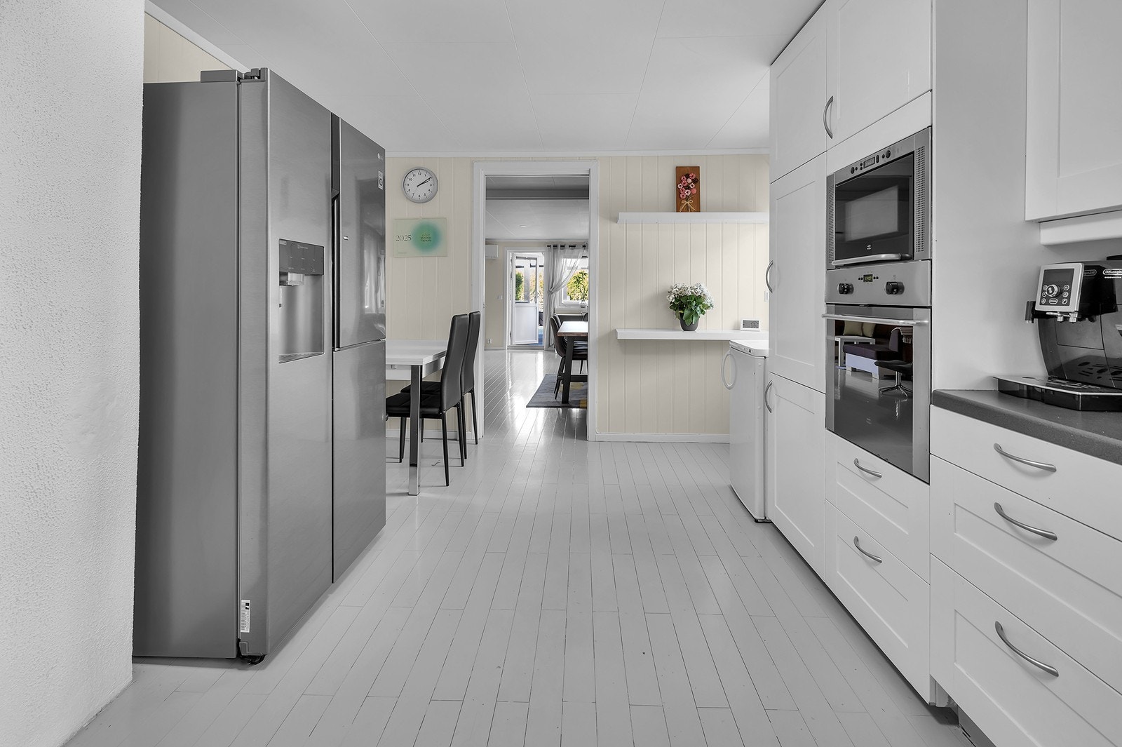 Kjøkkenet er av god størrelse og har rikelig med skap - og benkeplass Galleribilde