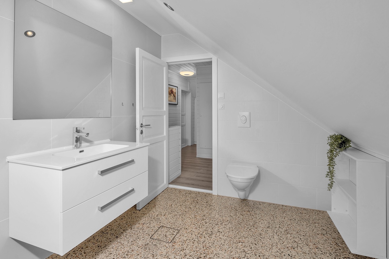 Baderom med fliser på bade gulv og vegger Galleribilde