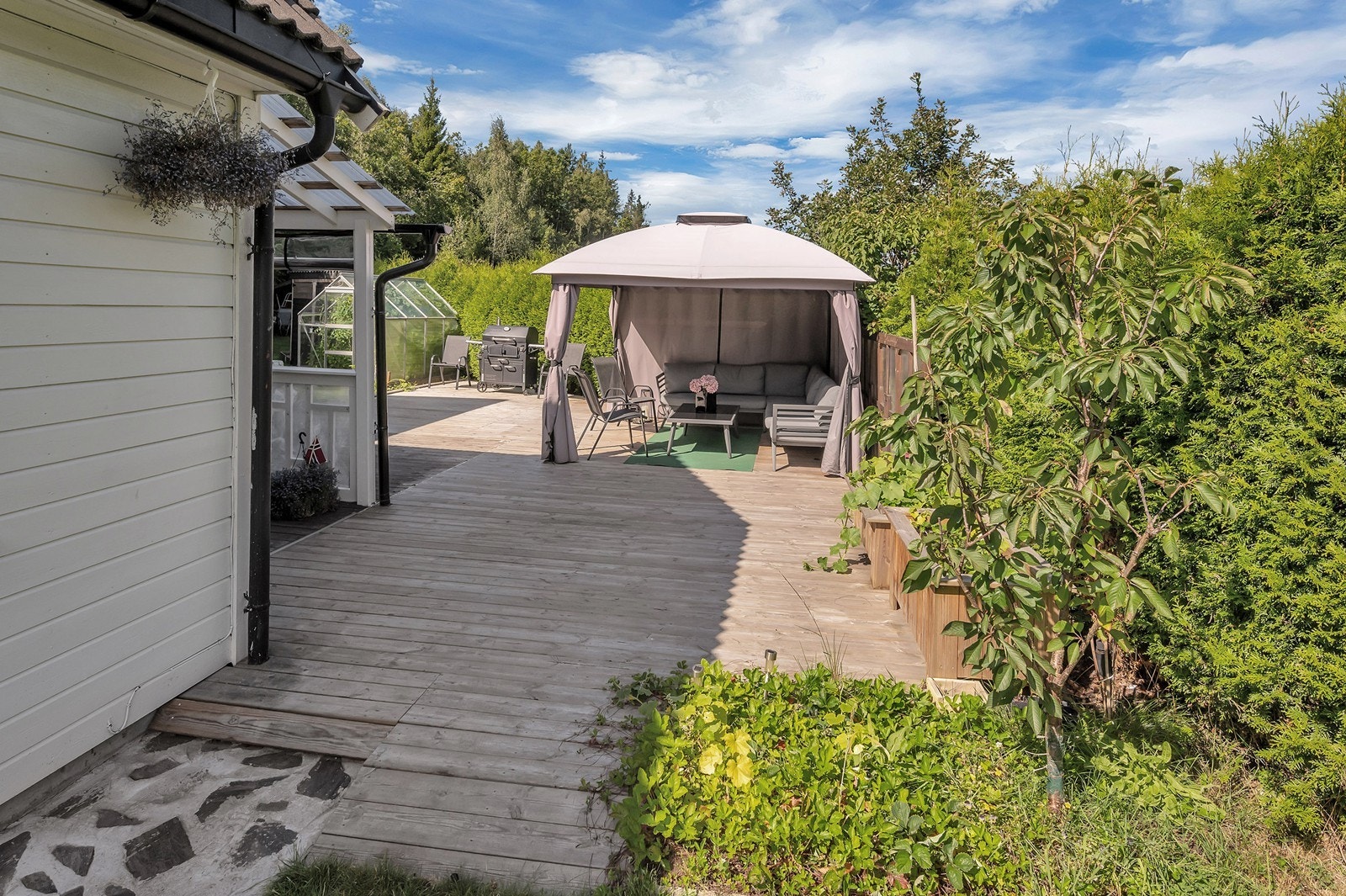 Flott platting som man kan nyte solrike dager Galleribilde