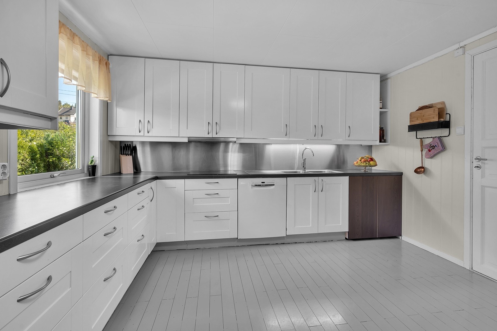 Stort kjøkken med godt med benkeplass Galleribilde