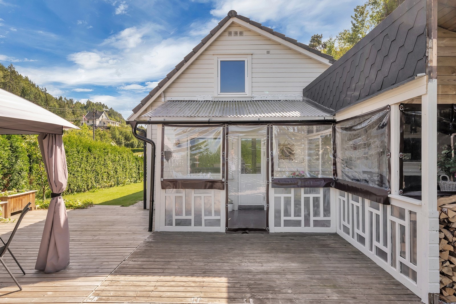 Stor platting med flere koselige sittegrupper Galleribilde