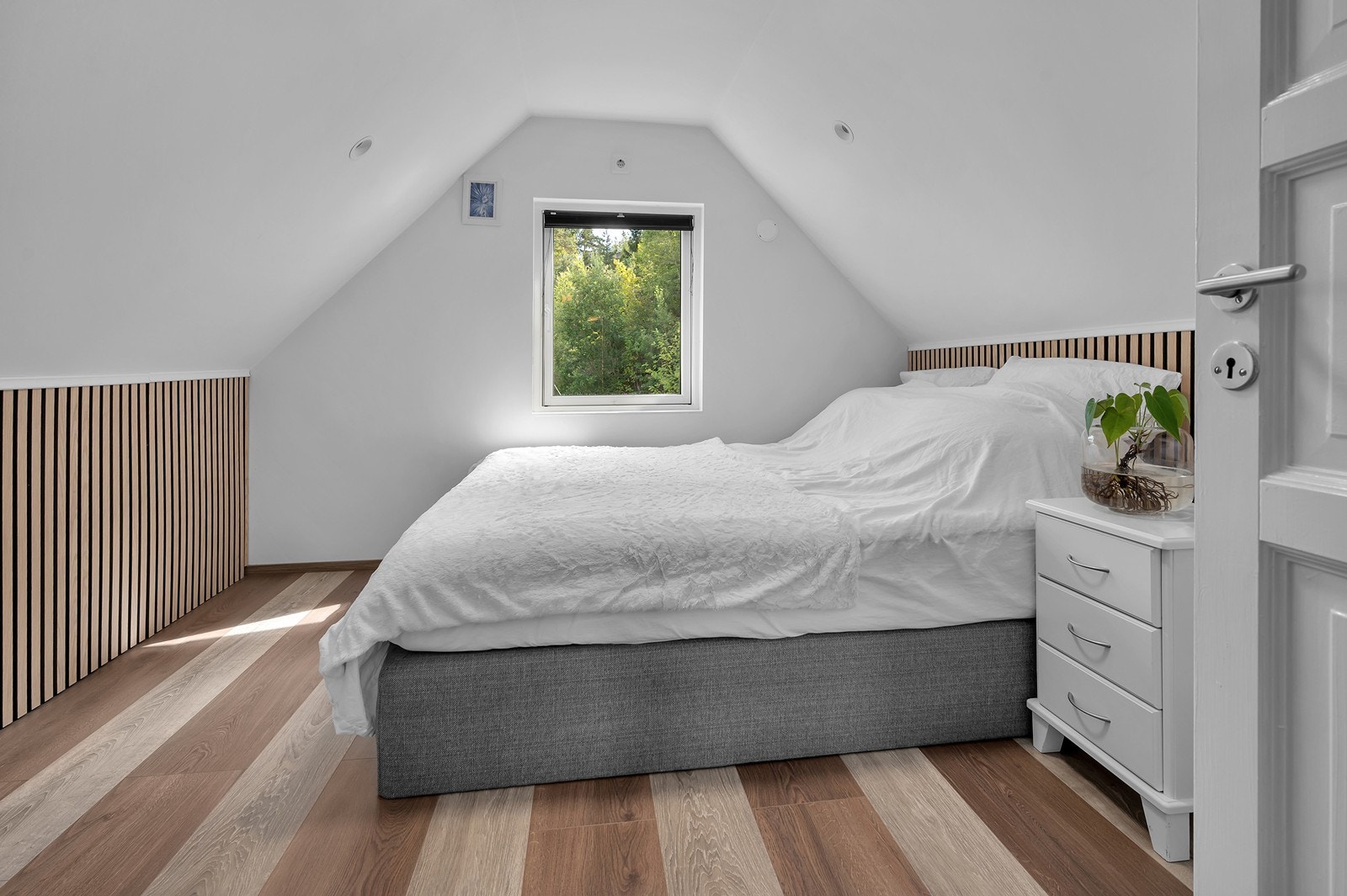 Soverom med lekre spielevegger Galleribilde