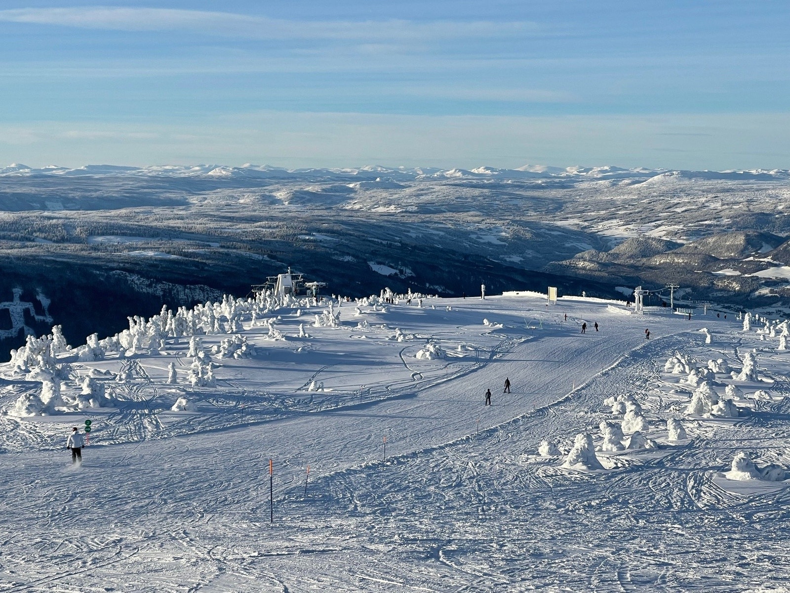Eventyrlig vinterlandskap på toppene. Galleribilde