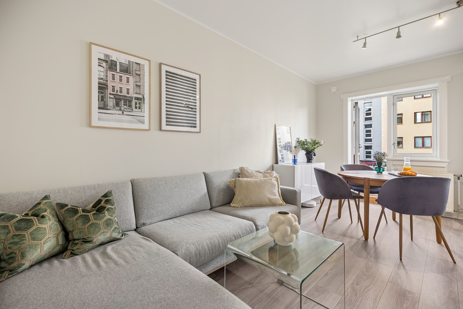 Leiligheten har en sosial og åpen løsning med godt lysinnslipp. Galleribilde