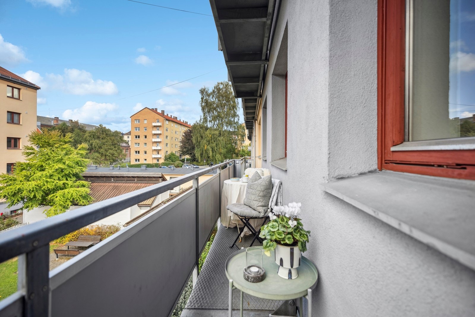 Brannbalkongen vender mot rolige fellesareal. Galleribilde