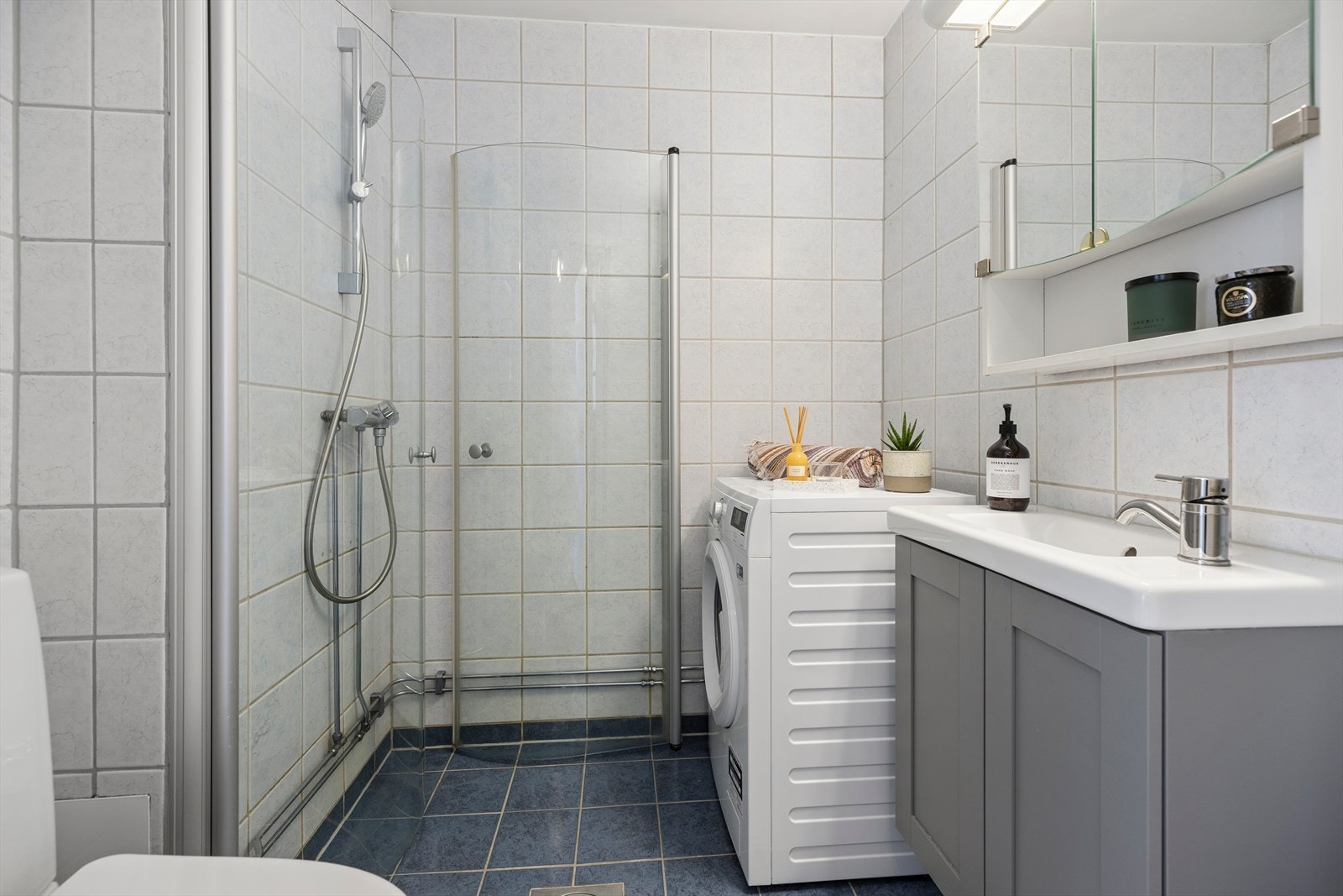 Det er opplegg til vaskemaskin på baderommet i tillegg til fellesvaskeri i bygget. Galleribilde