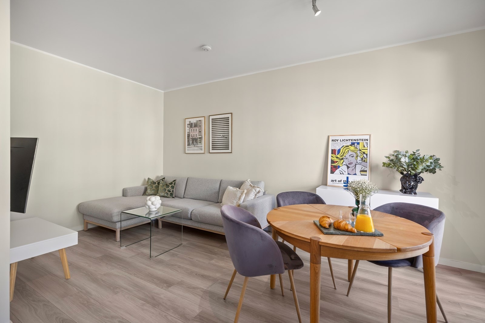 I tilknytning kjøkkenet er det god plass for møblering med spisebord og stoler. Rommet har god planløsning og har en egen sone for sofagruppe. Galleribilde