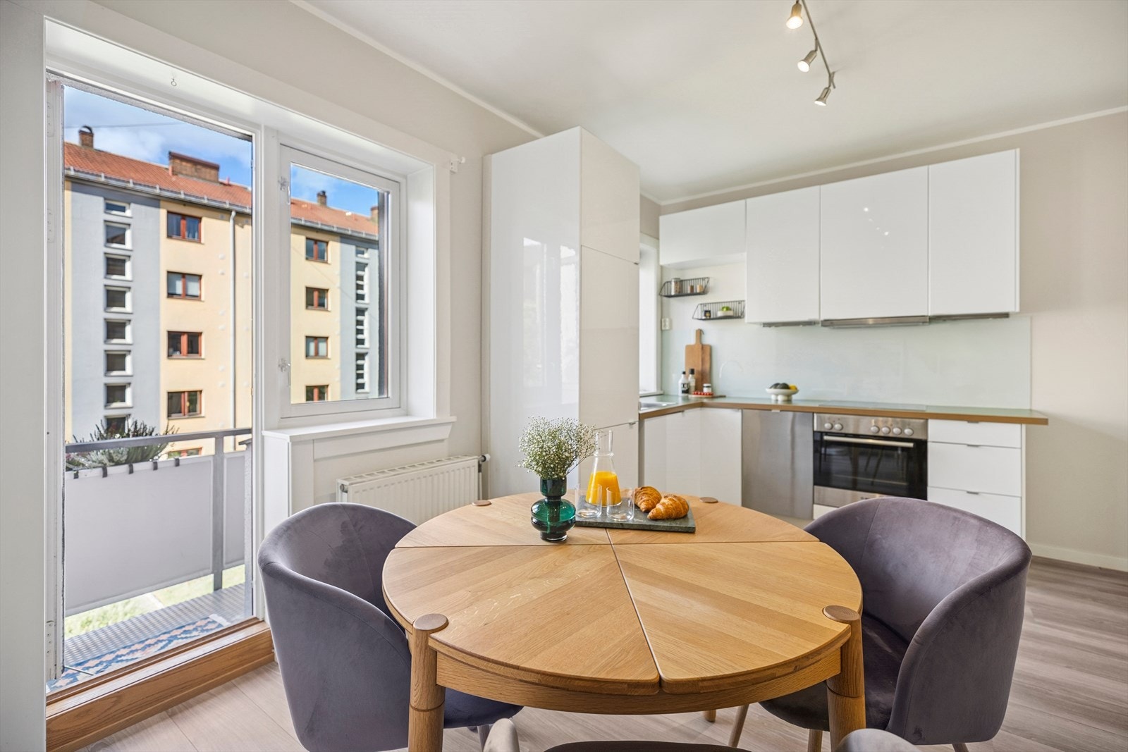 Her bor du skjermet og idyllisk til, samtidig som du har det beste fra både Grünerløkka og Torshov i nærheten med sine mange servicetilbud rett utenfor døren. Galleribilde