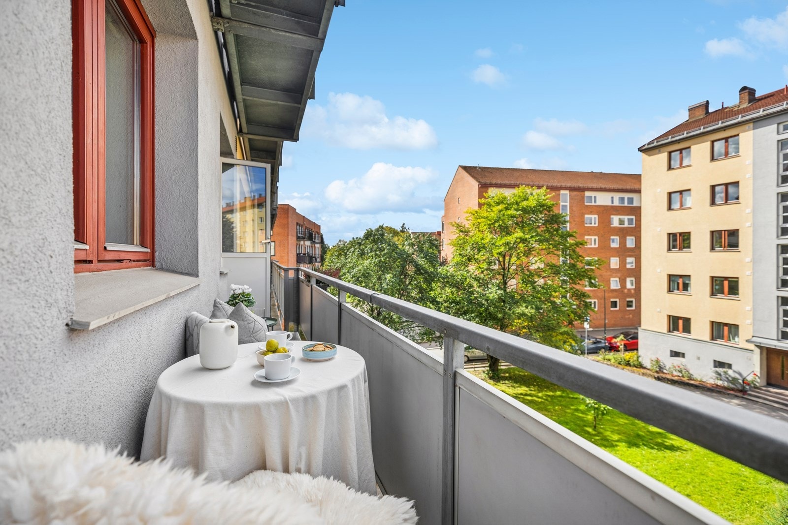 Tilgang til solrik vestvendt brannbalkong. Det er ikke anledning til å etablere permanente møbler da det skal være fri rømingsvei. Galleribilde