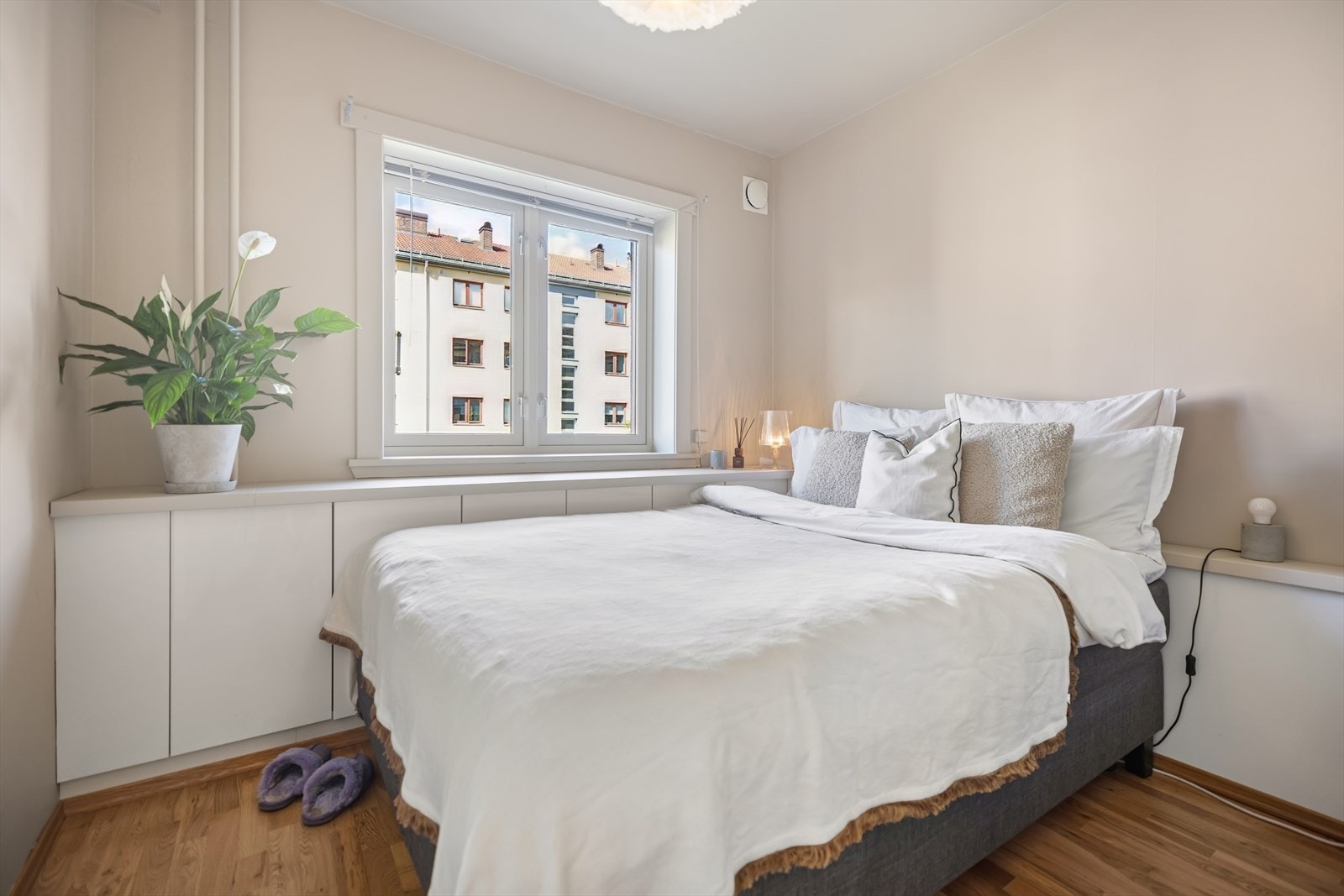 Leiligheten har et soverom med gode oppbevaringsmuligheter. Galleribilde