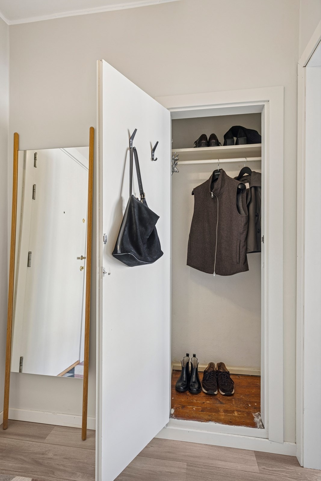 I tilknytning entréen er det en bod/skap - perfekt for å henge fra seg klær og sette fra seg sko. Galleribilde