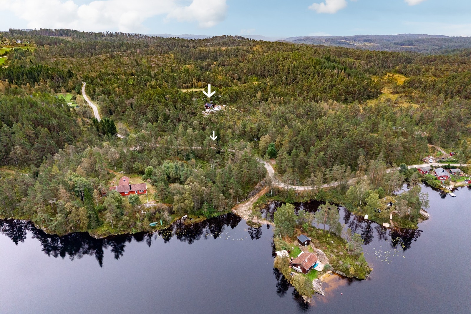 - Hytta er omringet av skjønn natur og her kan du senke skuldrene og føle at du er helt for deg selv | Den nederste pilen viser rett til parkering - Galleribilde