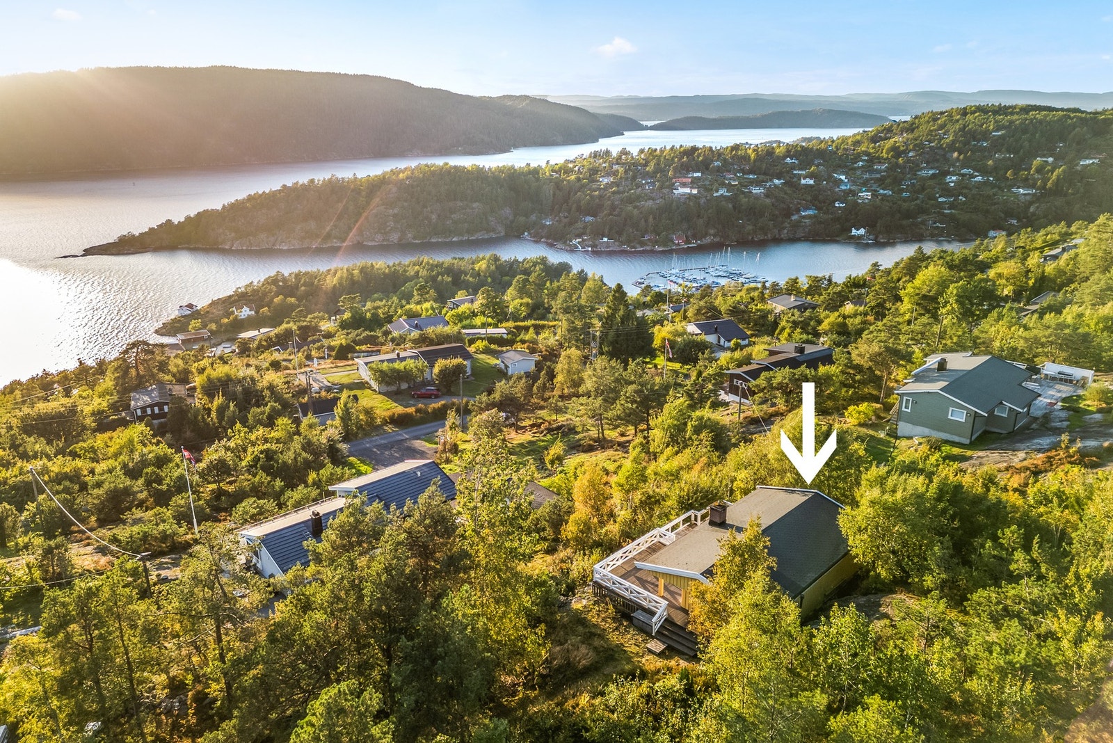 Tverrbakken 4 er en en idyllisk fritidseiendom med skjermet beliggenhet og flott utsikt utover Drøbaksundet, Oscarsborg og Vestfjorden. Galleribilde