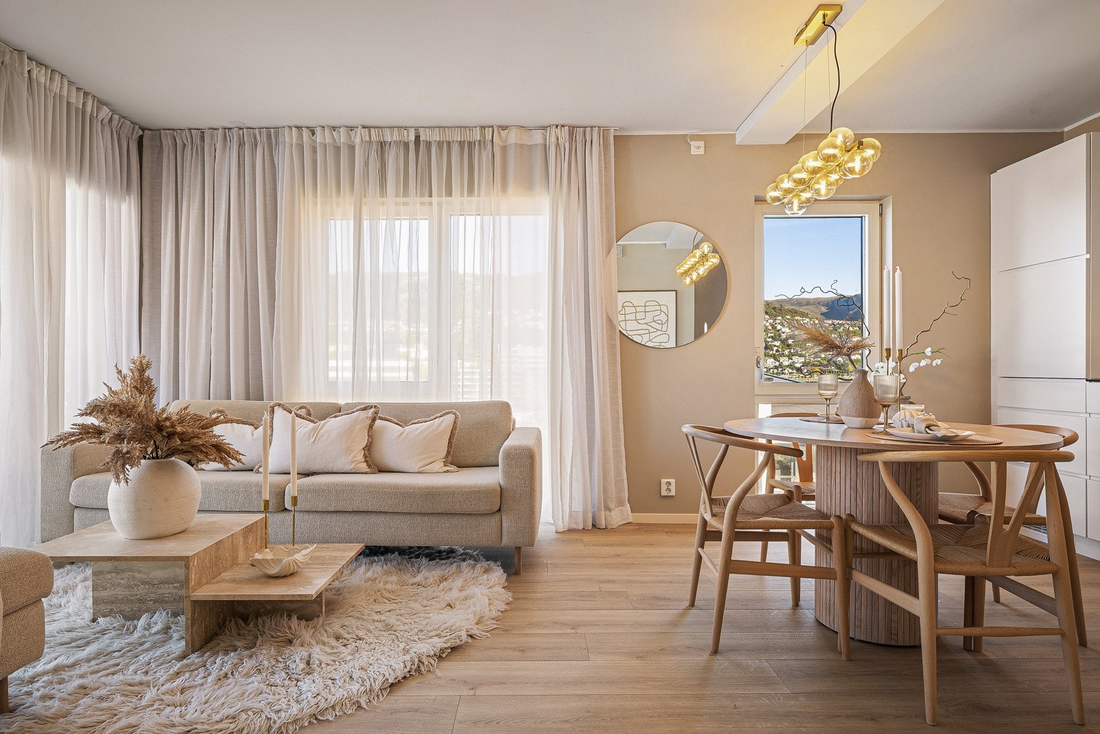 - Leiligheten holder gjennomgående moderne standard med laminatgulv, lyse overflater, balansert ventilasjon og oppvarming via fjernvarme (BKK) - Galleribilde