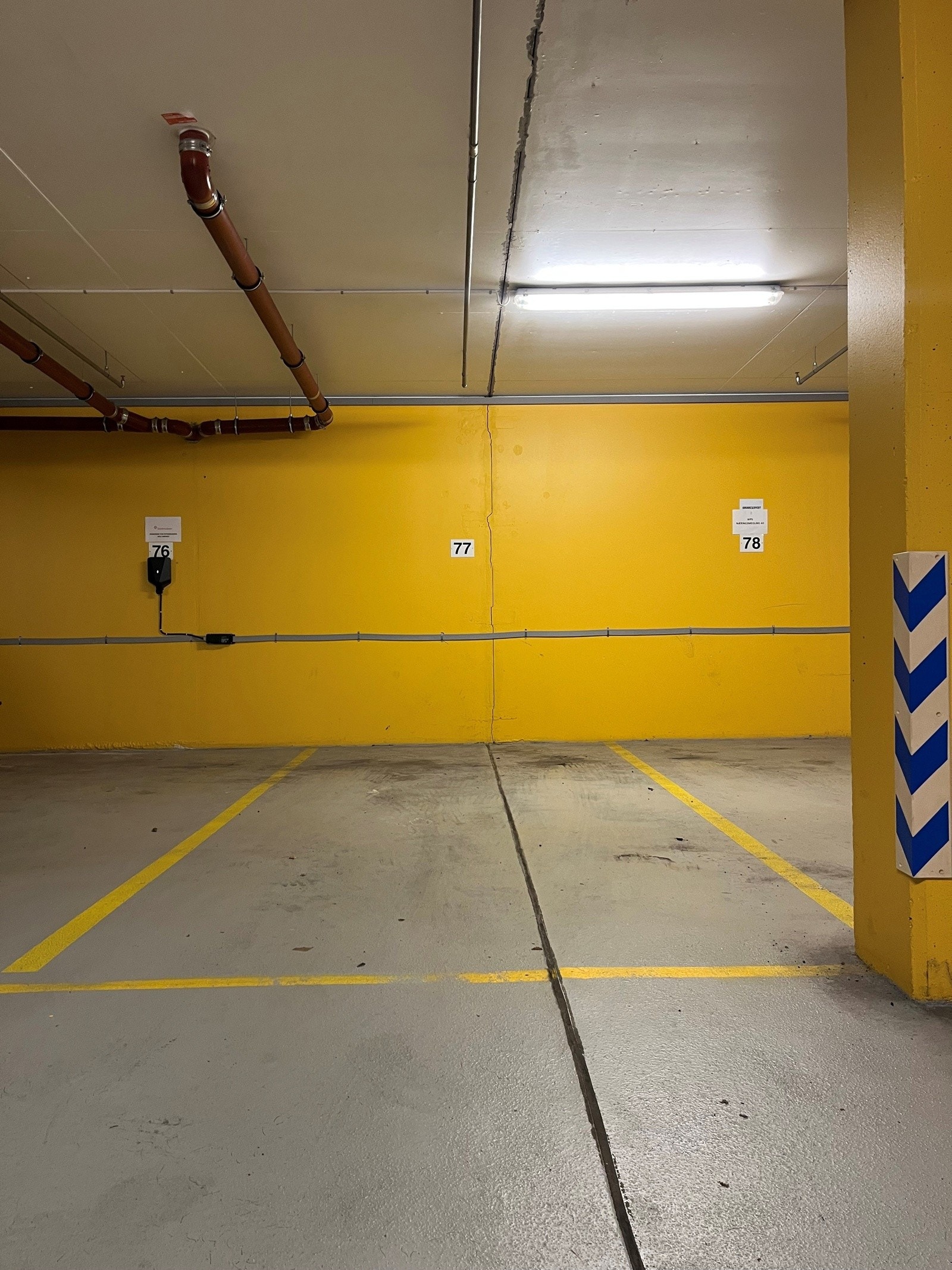 Selger eier en fast parkeringsplass i Skarven parkeringssameie. Plassen er inkludert i prisantydning. Se pkt. "Parkering" for mer info. Galleribilde