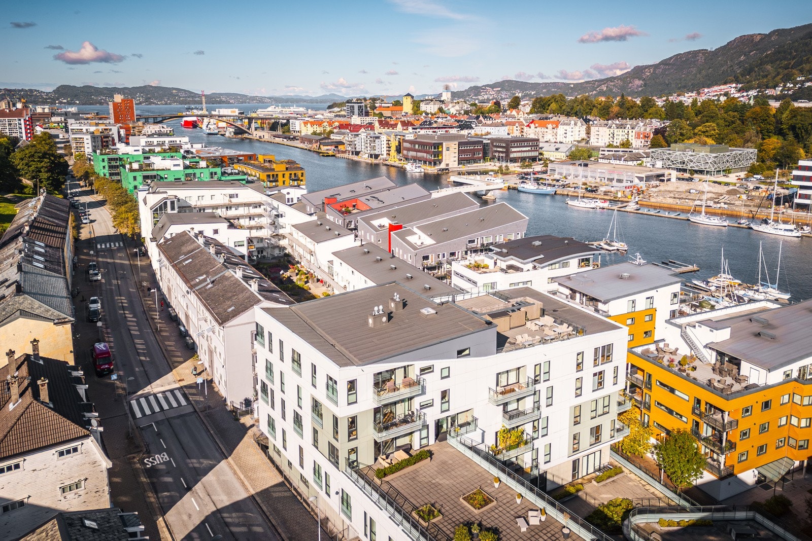 - For den aktive byr nærområdet på fine turområder som Løvstakken og Damsgårdsfjellet, i tillegg til sjø- og badeplass på Marineholmen - Galleribilde