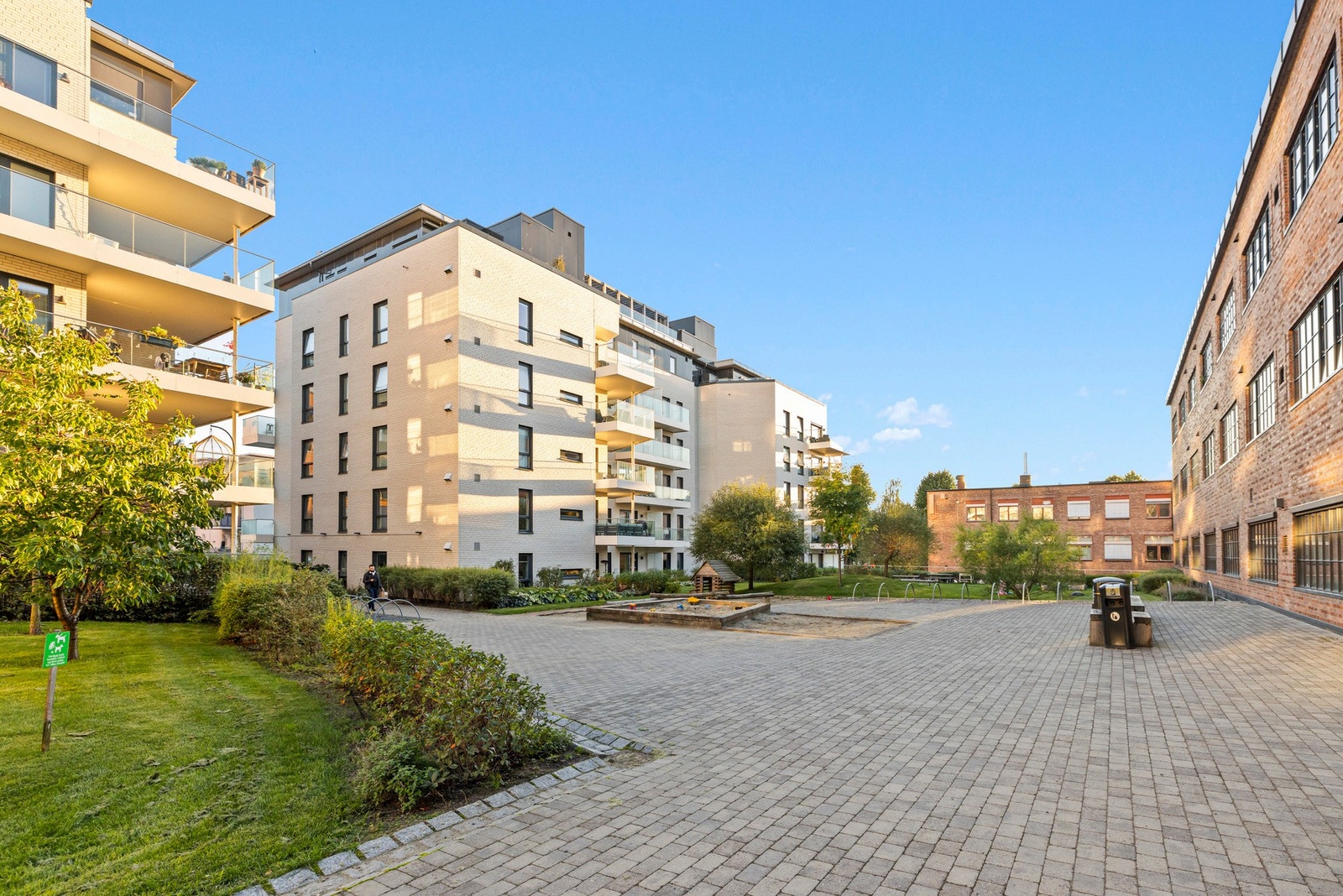 Fellesareal ute, med sandkasse. Galleribilde