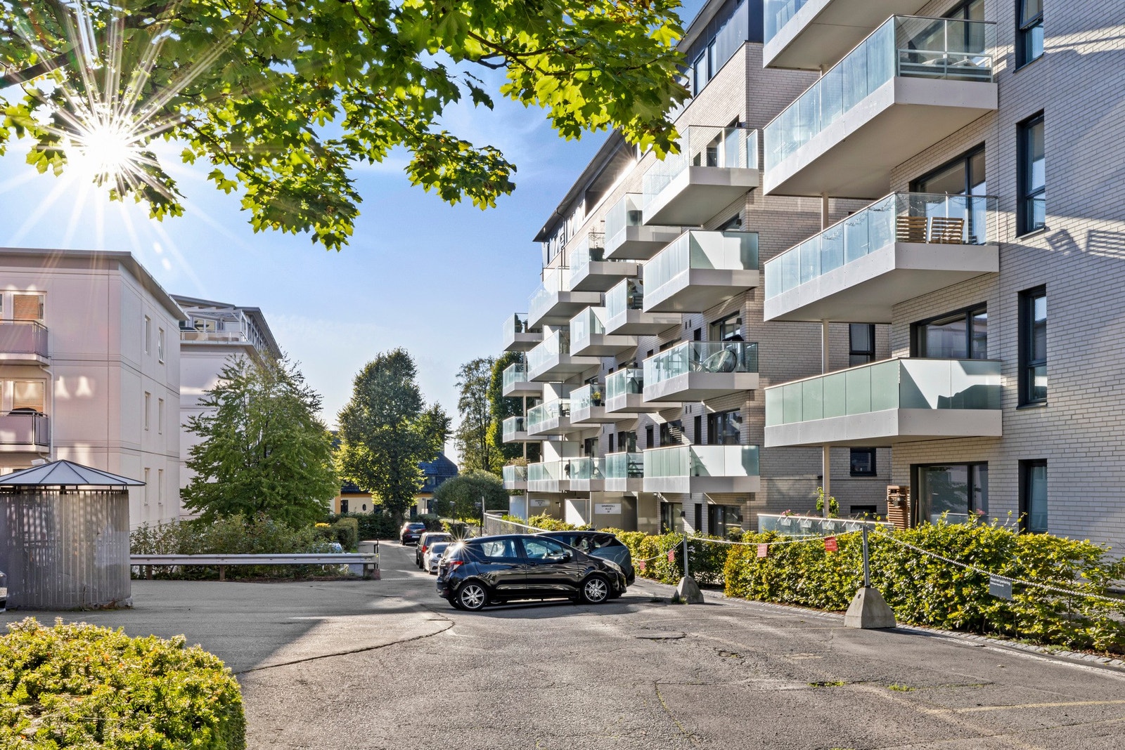 Bygget har en moderne og stilren fasade som gir et representativt inntrykk. Galleribilde