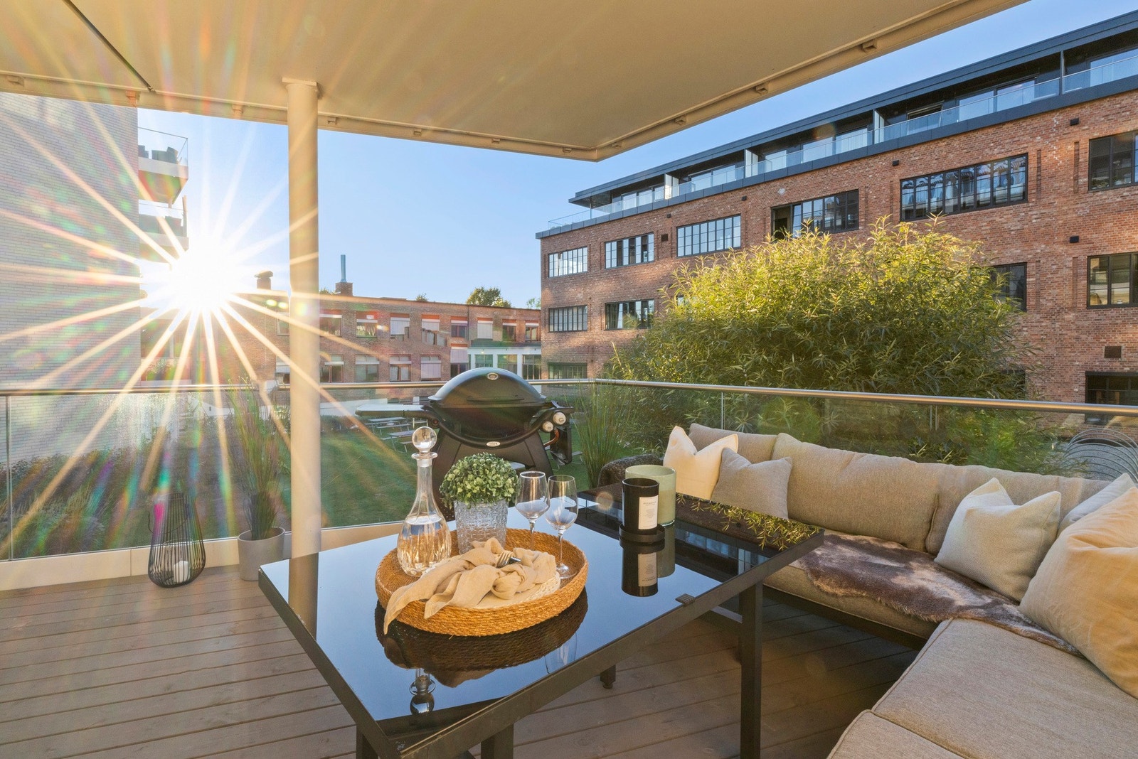 Balkongen har god plass til både sittegruppe, grill og diverse beplantning. Galleribilde