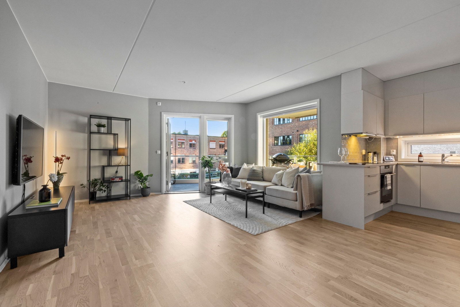 Stuen har store vindusflater som slipper inn rikelig med naturlig lys og skaper en behagelig atmosfære. Galleribilde