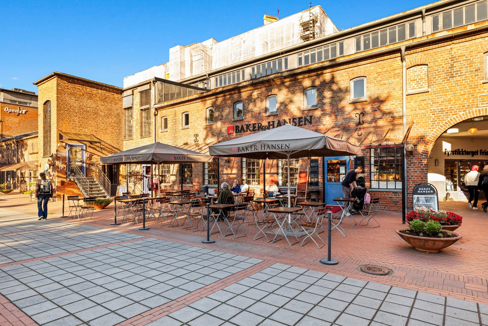 En liten gå avstand fra leiligheten finner man Fyrstikktorget som tilbyr cafè og diverse servicetilbud Galleribilde