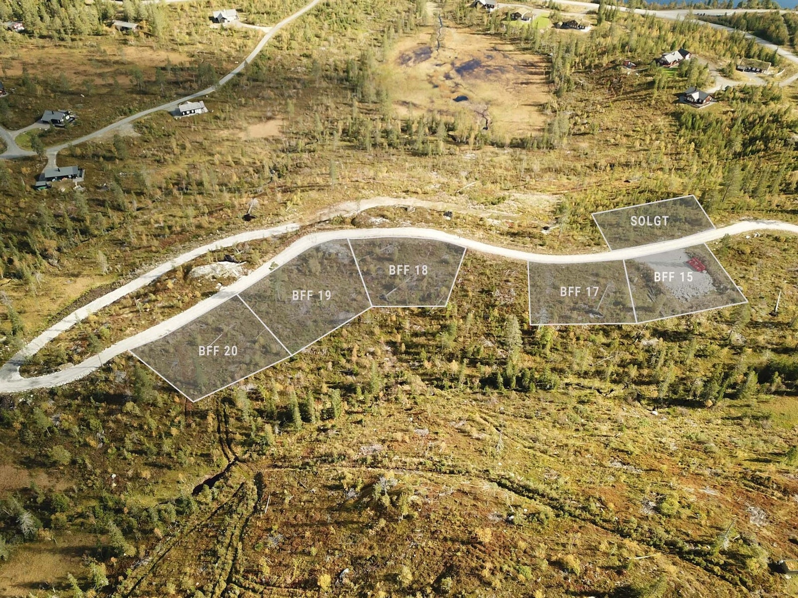 Dronefoto med tomter markert. Galleribilde