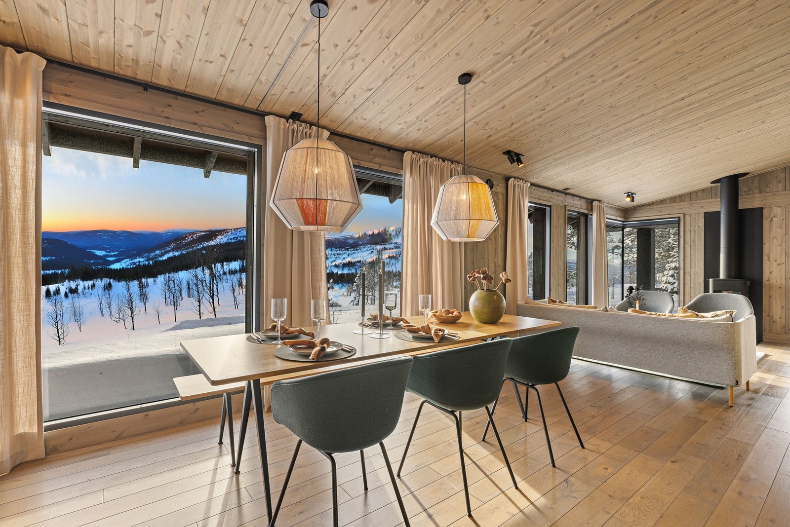 Foto fra en oppsatt Vy. Panoramavinduer slipper naturen og lyset inn. Galleribilde