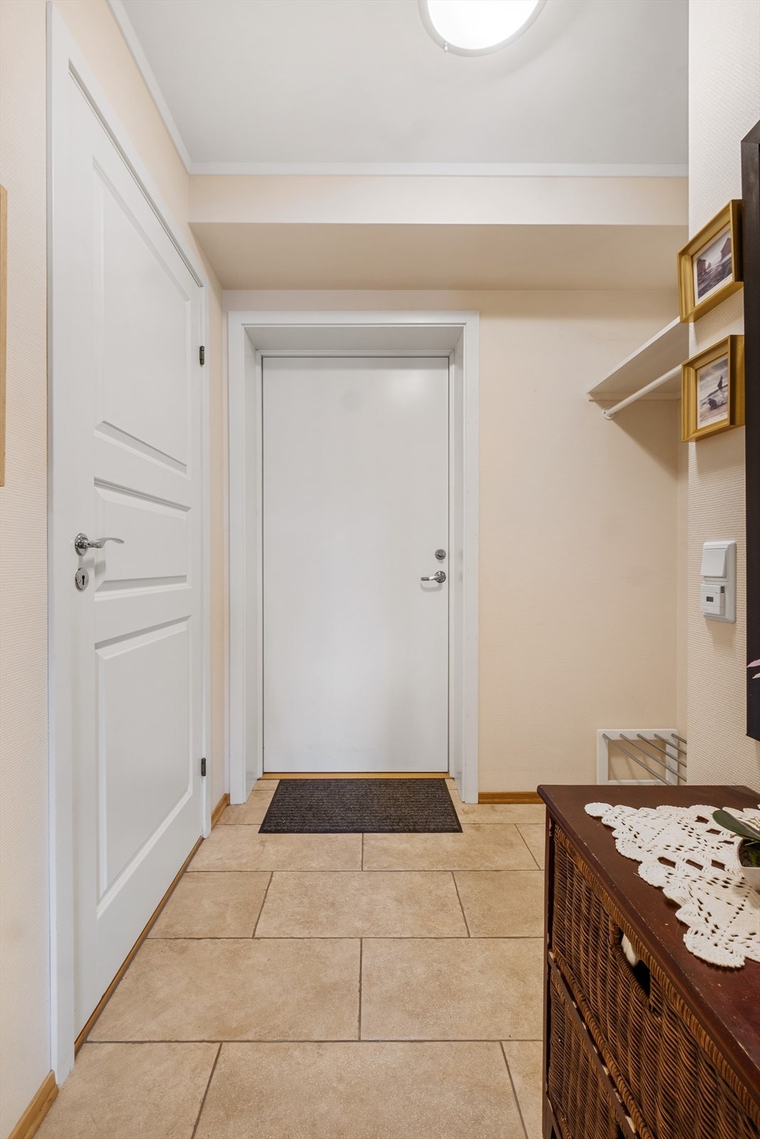 Velkommen inn! - Flislagt entré i fine farger. God plass til å henge fra seg klær. Galleribilde