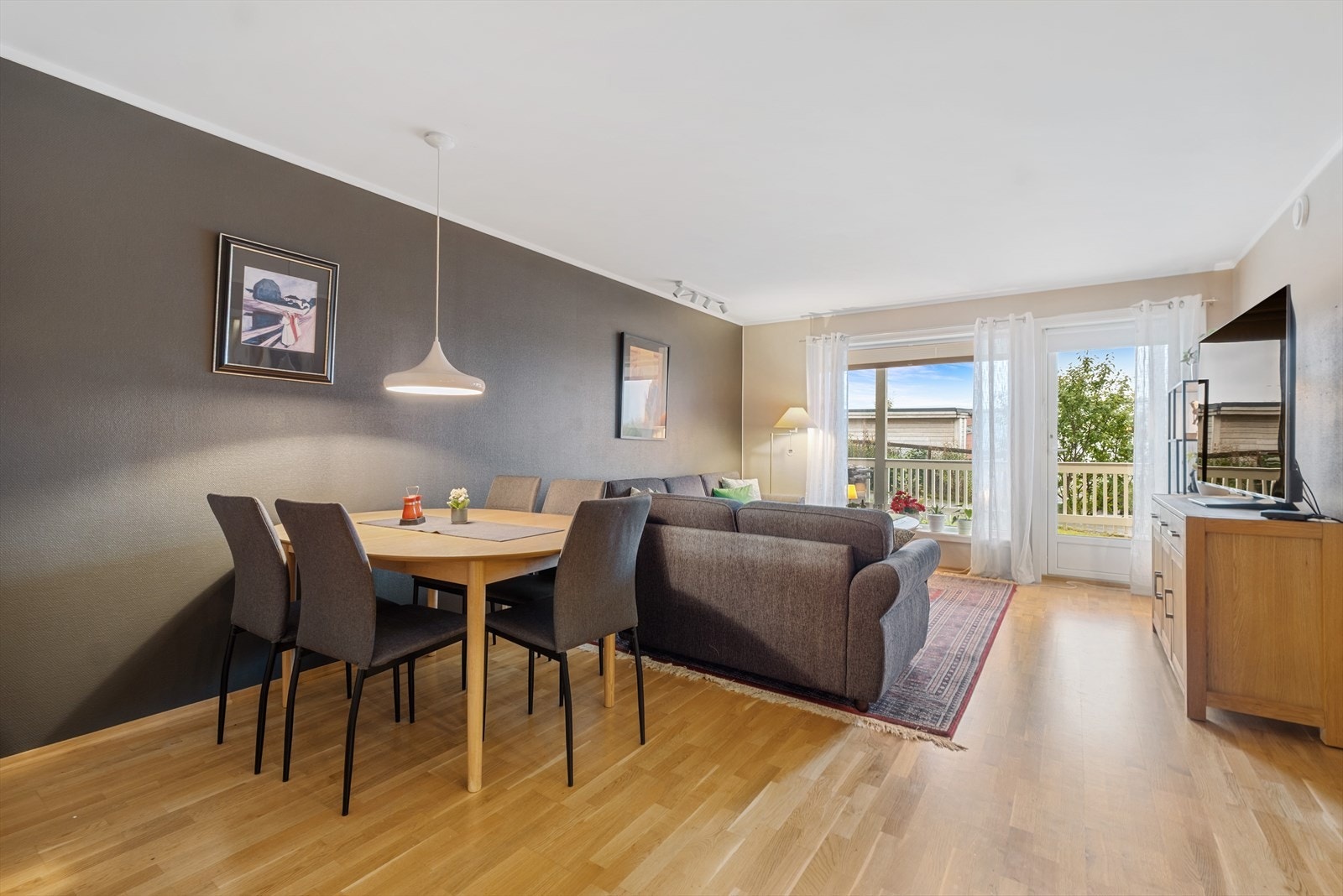 Store vindusflater i stuen som gir godt med naturlig belysning. Galleribilde