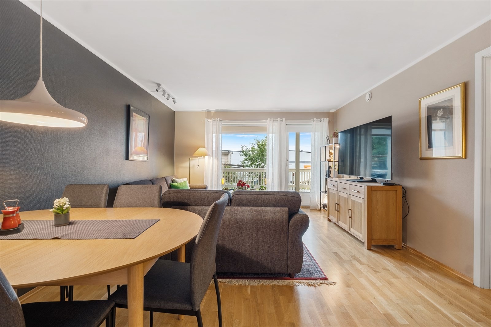 Beskrevne bolig oppført 2011 og tidvis oppgradert. Galleribilde