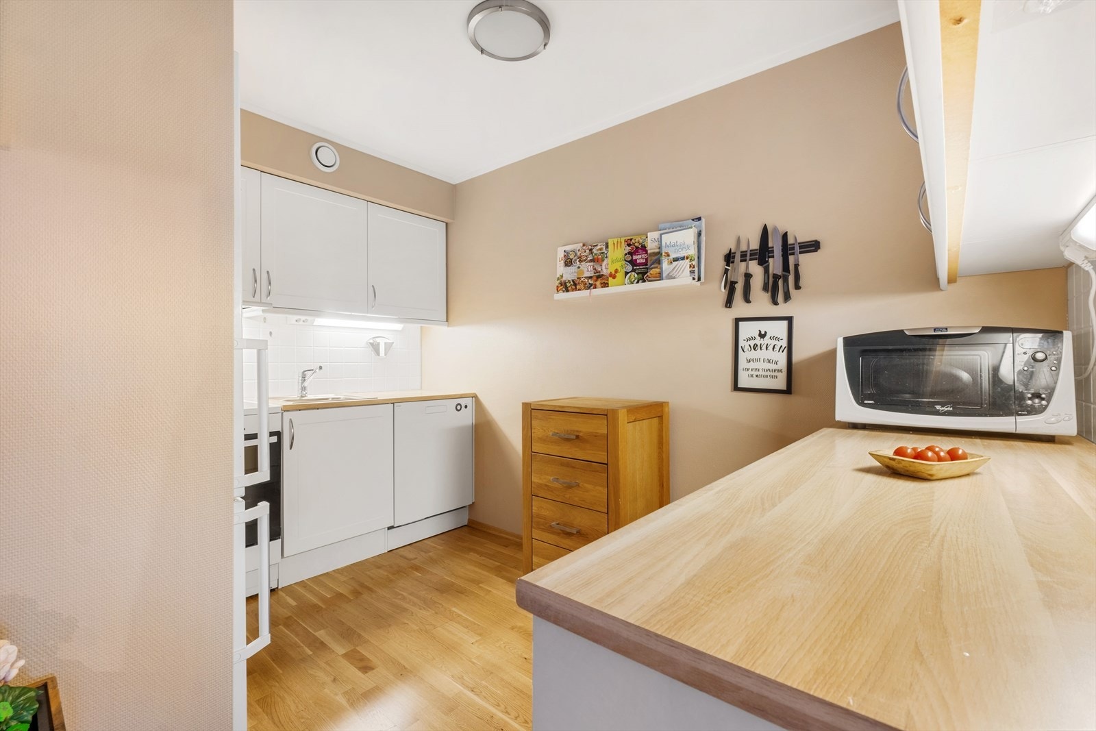 Romslig og fint kjøkken med hvitevarer. Godt med skap- og benkeplass. Galleribilde